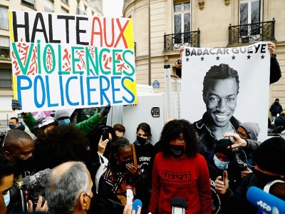 Awa Gueye, soeur de Babacar Gueye, prend la parole pendant une marche blanche à la mémoire de Cédric Chouviat mort il y a un an à la suite d'un contrôle musclé de police, le 3 décembre 2021 à Paris - Sameer Al-DOUMY [AFP]