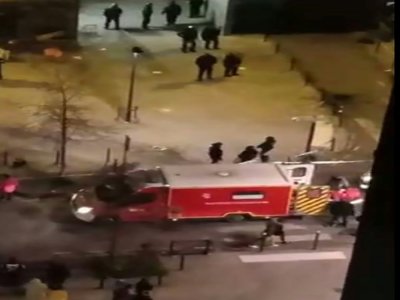 Image extraite d'une vidéo prise avec un portable et publiée le 3 janvier 2021 montrant les secours sur les lieux de la fusillade évacuant une des victimes, dans le quartier des Aubiers à Bordeaux - Janine HAIDAR [AFP]