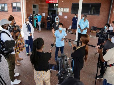 Nomafrench Mbombo (c), ministre de la Santé de la province sud-africaine du Cap-Occidental, s'exprime devant des journalistes, au Cap, le 29 décembre 2020 - RODGER BOSCH [AFP/Archives]