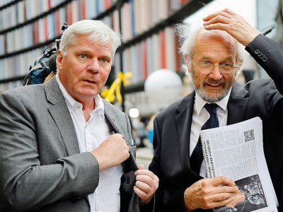 Kristinn Hrafnsson (g), rédacteur en chef de WikiLeaks, et John Shipton, le père de Julian Assange, à Londres, le 7 septembre 2020 - Tolga Akmen [AFP/Archives]