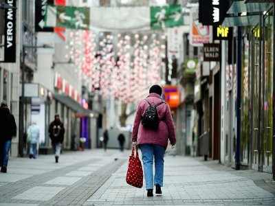 Une femme passe dans une rue piétonne et commerçante à Cologne, le 4 janvier 2021 - Ina FASSBENDER [AFP]