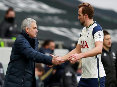 Jose Mourinho et Harry Kane se congratulent l'issue de la victoire de Tottenham face à Leeds United à Londres, le 2 janvier 2021 - Ian Walton [POOL/AFP/Archives]
