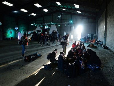 Des participants à la rave party de Lieuron (Ille-et-Vilaine) se reposent dans un hangar désaffecté, le 1er janvier 2021 - JEAN-FRANCOIS MONIER [AFP]