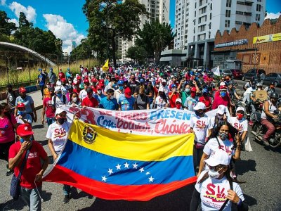 Des supporteurs du président vénézuélien Nicolas Maduro fêtent la victoire de son parti aux élections législatives, le 6 décembre 2020 à Caracas - Cristian Hernandez [AFP]