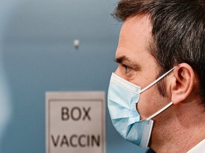 Le ministre français de la Santé Olivier Véran, à l'hôpital Hôtel-Dieu à Paris, le 4 janvier 2021 - MARTIN BUREAU [POOL/AFP]