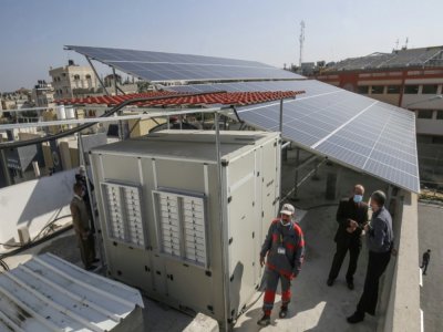 Le générateur d'eau de Watergen est alimenté par panneaux solaires, à Khan younès le 16 novembre 2020 - SAID KHATIB [AFP]