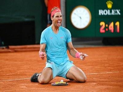 L'Espagnol Rafael Nadal laisse éclater sa joie après sa victoire face au Serbe Novak Djokovic (6-0, 6-2, 7-5) en finale du tournoi de Roland-Garros, le 11 octobre 2020 à Paris - Anne-Christine POUJOULAT [AFP/Archives]