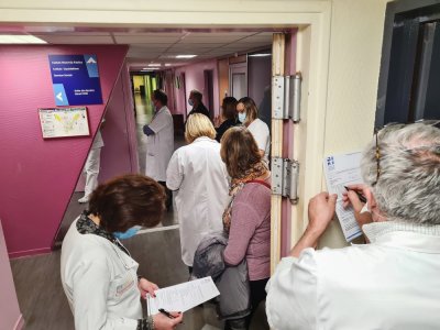Dans le couloir, on patiente en remplissant un questionnaire médical.