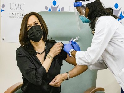 Kamala Harris (g), vice-présidente élue des Etats-Unis, se fait injecter le vaccin de Moderna contre le Covid-19 à Washington, le 29 décembre 2020 - Samuel Corum [GETTY IMAGES NORTH AMERICA/AFP/Archives]