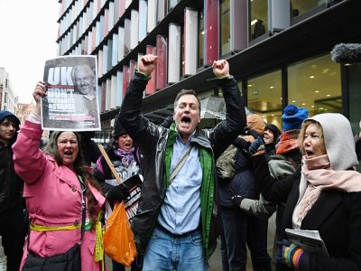 Des soutiens de Julian Assange manifestent leur joie à Londres, le 4 janvier 2021, après qu'une juge britannique a refusé son extradition vers les Etats-Unis - DANIEL LEAL-OLIVAS [AFP]
