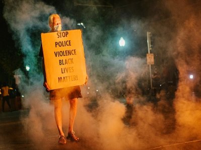 Un manifestant contre les violences policières et le racisme aux Etats-Unis, à Kenosha le 24 août 2020 - Brandon Bell [GETTY IMAGES NORTH AMERICA/AFP]