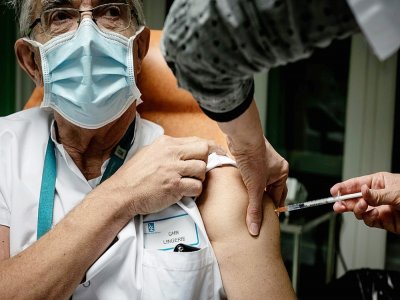Vaccination à l'hôpital de la Croix-Rousse à Lyon, le 6 janvier 2021 - JEFF PACHOUD [AFP]