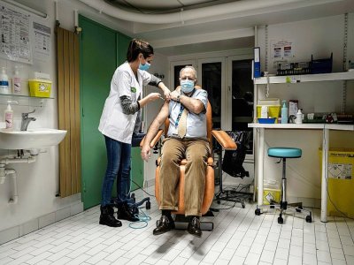Injection du vaccin Pfizer-BioNTech à un soignant à l'hôpital de la Croix Rousse à Lyon, en France, le 6 janvier 2021 - JEFF PACHOUD [AFP]