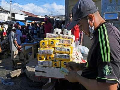 Un vendeur attend les clients sur un marché de Guiria, au Venezuela, le 19 décembre 2020 - Yuri CORTEZ [AFP]