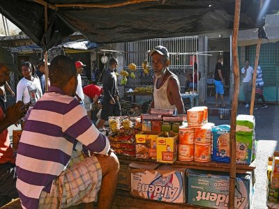 Un marchand vénézuélien attend les clients sur un marché de Guiria, au Venezuela, le 19 décembre 2020 - Yuri CORTEZ [AFP]