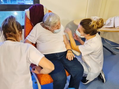 Marie-Thérèse Esnault, âgée de 91 ans, s'est fait vacciner à l'EHPAD du Haut-Candol, à Saint-Lô.