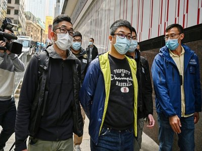 Ben Chung (c), figure de l'opposition pro-démocratie, est arrêté par la police, le 6 janvier 2021 à Hong Kong - Peter PARKS [AFP]