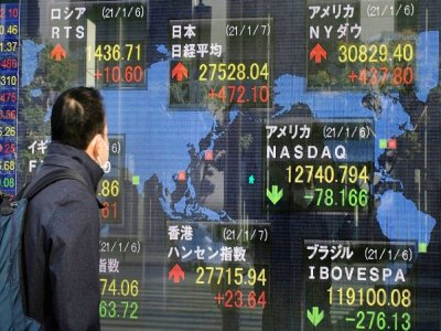 Un tableau d'indices boursiers à Tokyo, le 7 janvier 2021 - Kazuhiro NOGI [AFP]