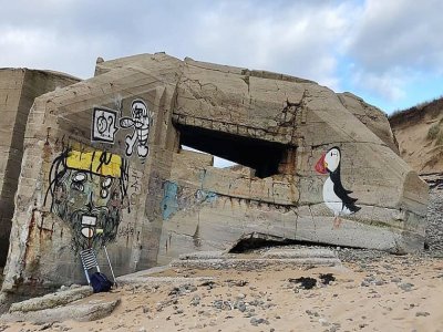 L'artiste Blesea a transformé ce blockhaus, en le taguant pendant plusieurs jours, jusqu'au dimanche 3 janvier, sur la plage de Biville. - Blesea