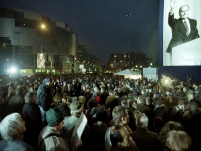 Des personnes rassemblées place de la Bastille après l'annonce du décès de l'ancien président François Mitterrand, le 10 janvier 1996 à Paris - PIERRE VERDY [AFP/Archives]