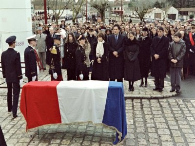 Le cercueil de l'ancien président François Mitterrand, recouvert du drapeau français, sur la place du Chäteau, le 11 janvier 1996 à Jarnac, devant ses fils Gilbert et Jean-Christophe, son épouse Danielle et sa fille Mazarine - DERRICK CEYRAC [AFP/Archives]