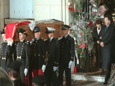Le cercueil de l'ancien président François Mitterrand suivi par sa femme Danielle Mitterrand (2e d) et son fils Jean-Christophe (d), le 11 janvier 1996 à Paris - Eric Feferberg [AFP/Archives]