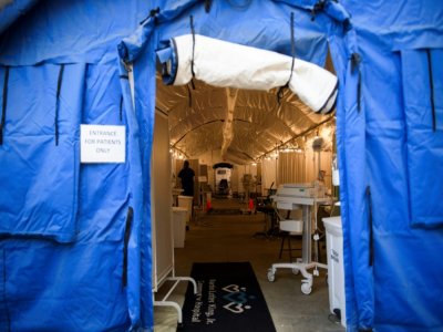 Une tente pour l'accueil des patients atteints du Covid-19 devant l'entrée du Martin Luther King Jr. Community Hospital, le 6 janvier 2021 à Los Angeles, en Californie - Patrick T. FALLON [AFP]