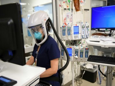 Une infirmière équipée d'un purificateur d'air dans l'unité de soins intensifs  du Martin Luther King Jr. Community Hospital, le 6 janvier 2021 à Los Angeles, en Californie - Patrick T. FALLON [AFP]