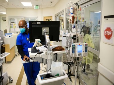 Des soignants s'occupent de patients atteints du Covid-19 dans l'unité de soins intensif du Martin Luther King Jr. (MLK) Community Hospital, le 6 janvier 2021 à Los Angeles, en Californie - Patrick T. FALLON [AFP]