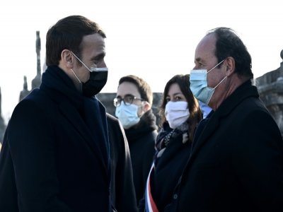 Le président Emmanuel Macron salue son prédécesseur Francois Hollande le 8 janvier 2021 à Jarnac - Philippe LOPEZ [POOL/AFP]