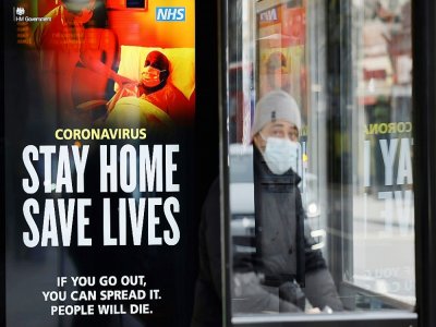 Une affiche des services de santé britanniques à Londres le 8 janvier 2021 - Tolga Akmen [AFP]