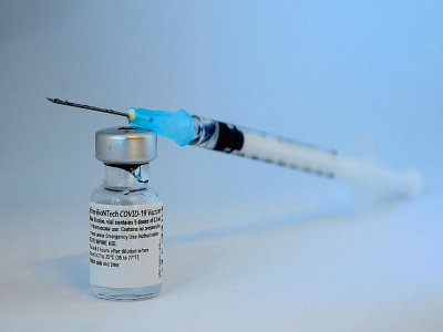 Jean Castex a annoncé que les plus de 75 ans, soit environ 5 millions de personnes, pourront se faire vacciner dès le 18 janvier dans un centre en ville, avec une procédure simplifiée - MEHDI FEDOUACH [AFP]
