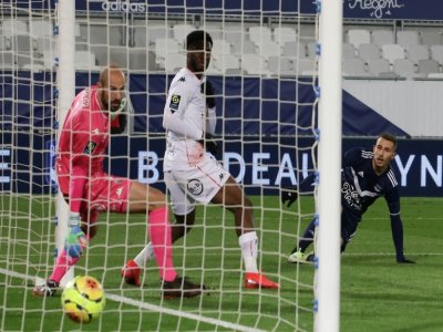 L'attaquant de Bordeaux, Rémi Oudin (d), marque lors du match de Ligue 1 à domicile face à Lorient, le 9 janvier 2021 - thibaud MORITZ [AFP]