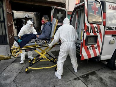 La Croix-Rouge emmène un malade du Covid-19 à l'hôpital à Mexico le 8 janvier 2021 - ALFREDO ESTRELLA [AFP]