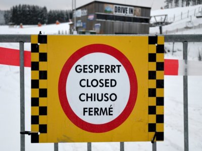 Une barrière bloque une piste de ski fermée à Winterberg, dans l'ouest de l'Allemagne, le 10 janvier 2021, dans le contexte de la pandémie. - Ina FASSBENDER [AFP]