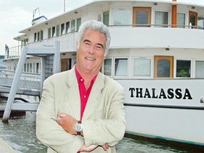 Georges Pernoud devant le bateau de l'émission de France 3 Thalassa, le 16 juin 2004, quai de Javel à Paris - PIERRE VERDY [AFP/Archives]