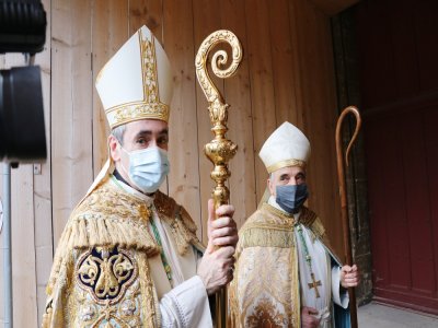 Monseigneur Jacques Habert et Monseigneur Lebrun, archevêque de Rouen, avant d'entrer dans la cathédrale.