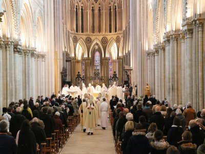 Les prêtres et évêques, lors de la procession dans la cathédrale de Bayeux.