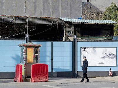 Le marché Huanan reste fermé derrière une longue palissade à Wuhan en Chine, le 11 janvier 2021 - NICOLAS ASFOURI [AFP]