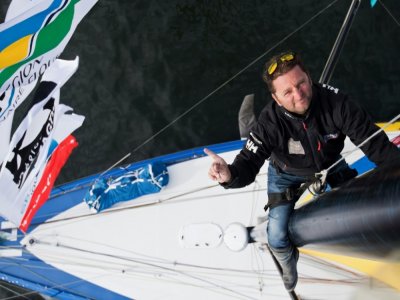 Le navigateur français Arnaud Boissières, à bord de son monocoque "La Mie Câline Artisans Artipole", le 30 octobre 2018 à Saint-Malo - LOIC VENANCE [AFP/Archives]