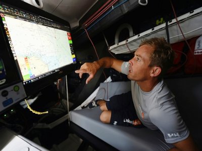 Le navigateur français Thomas Ruyant, à bord de son monocoque "LinkedOut", le 9 septembre 2020 au large des côtes lorientaises - JEAN-FRANCOIS MONIER [AFP/Archives]
