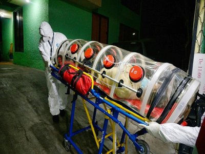 Un soignant de la Croix-Rouge mexicaine conduit un patient atteint du coronavirus aux urgences à Naucalpan, au Mexique, le 7 janvier 2021 - ALFREDO ESTRELLA [AFP]