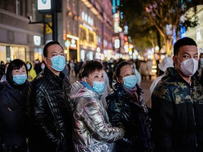 Des habitants regardent un écran 3D géant le 10 janvier 2021 à Wuhan, à la veille du premier anniversaire du 1er décès de coronavirus annoncé par la Chine - NICOLAS ASFOURI [AFP]