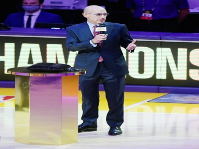 Le patron de la NBA Adam Silver s'exprimant lors de la cérémonie de remise des bagues de champions aux Lakers à Los Angeles, avant la nouvelle saison contre les Clippers - Harry How [Getty/AFP/Archives]