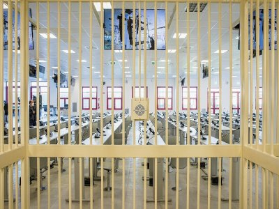 La salle d'audience du tribunal spécialement aménagé pour le procès de la 'Ndragheta, la plus puissante mafia italienne, vue depuis la cellule des accusés, le 15 décembre 2020 à Lamezia Terme - Gianluca CHININEA [AFP/Archives]