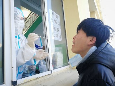 Test du Covid-19 à Qiqihar, dans la province chinoise du Heilongjiang, le 13 janvier 2021 - STR [AFP]