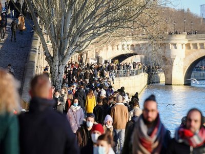 Promeneurs sur les quais de la Seine à Paris, le 10 janvier 2021 - ALAIN JOCARD [AFP]