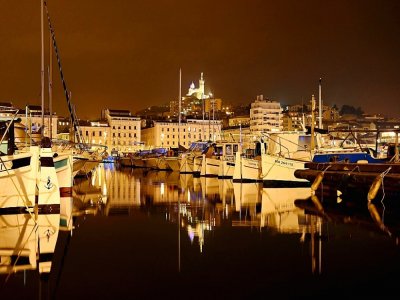 Le Vieux-port de Marseille désert, en raison du couvre-feu à 18H00, le 10 janvier 2021 - NICOLAS TUCAT [AFP]