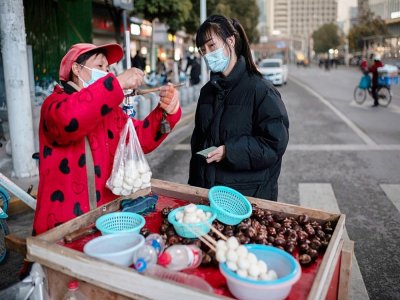 Un vendeur de rue à Wuhan (Chine), le 13 janvier 2021 - Nicolas ASFOURI [AFP]