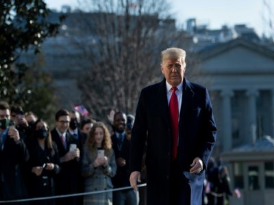 Le président américain Donald Trump à côté de soutiens, près de la Maison Blanche à Washington, le 12 janvier 2021 - Brendan Smialowski [AFP]